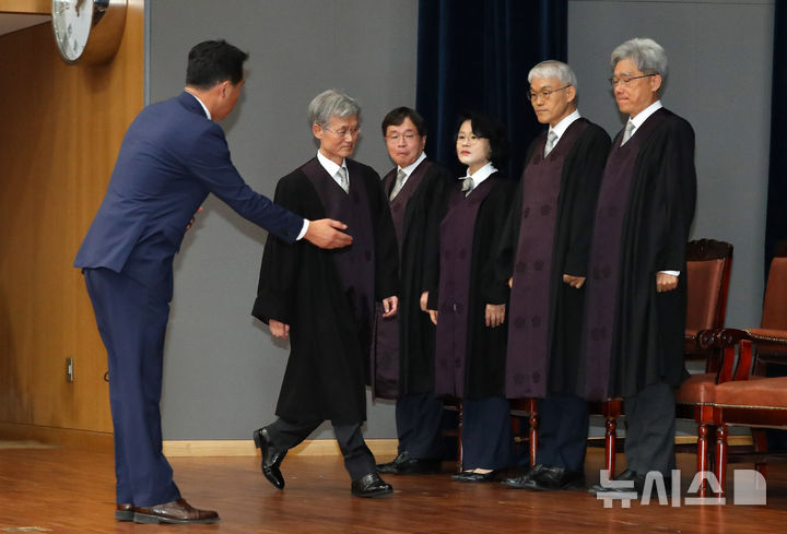 [서울=뉴시스] 김혜진 기자 =  조희대 대법원장이 4일 오후 서울 서초구 대법원에서 열린 신임 법관 임명식에 참석하고 있다. 2024.10.04. jini@newsis.com