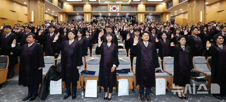 [서울=뉴시스] 김혜진 기자 =  4일 오후 서울 서초구 대법원에서 열린 신임 법관 임명식에서 신임 법관들이 선서를 하고 있다. 2024.10.04. jini@newsis.com