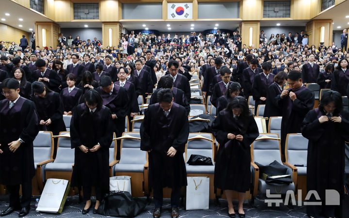 [서울=뉴시스] 김혜진 기자 =  4일 오후 서울 서초구 대법원에서 열린 신임 법관 임명식에서 신임 법관들이 법복을 착용하고 있다. 2024.10.04. jini@newsis.com