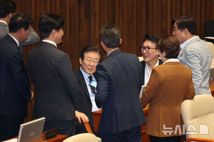 [서울=뉴시스] 권창회 기자 = 이재명 더불어민주당 대표를 비롯한 의원들이 4일 오후 서울 여의도 국회에서 열린 제418회 국회(정기회) 제10차 본회의에서 김건희 특검법 투표에 앞서 대화를 나누고 있다. 2024.10.04. kch0523@newsis.com