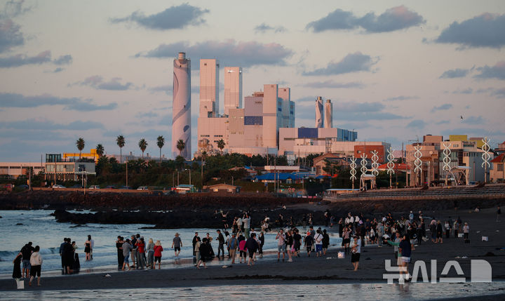 [제주=뉴시스] 우장호 기자 = 지난해 10월 제주시 삼양해수욕장 검은모래 해변을 찾은 예비부부와 커플들이 스냅촬영을 하고 있다. 2024.10.04. woo1223@newsis.com