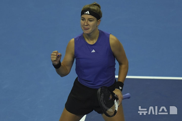 [베이징=AP/뉴시스] 카롤리나 무호바(49위·체코)가 5일 중국 베이징의 국립 테니스 경기장에서 열린 2024 차이나오픈 여자 단식 준결승에서 정친원(7위·중국)을 꺾은 후 기뻐하고 있다. 무호바는 홈에서 우승을 노렸던 정친원을 2-0(6-3 6-4)으로 완파하고 결승에 올라 코코 고프(6위·미국)와 우승을 다툰다. 2024.10.06. 