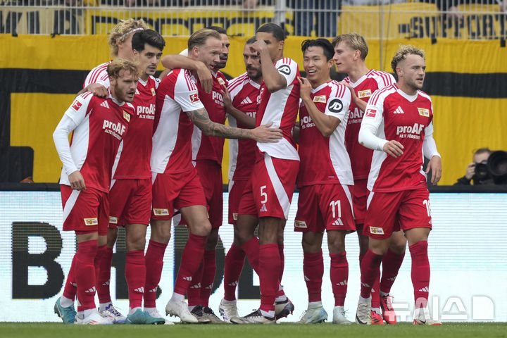 [베를린=AP/뉴시스] 독일 프로축구 분데스리가 우니온 베를린과 정우영(오른쪽에서 3번째). 2024. 10. 5.