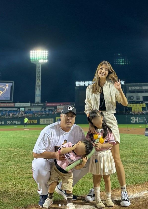 [서울=뉴시스] 류현진, 배지현 부부와 자녀의 모습. (사진=배지현 인스타그램 캡처) 2024.10.05. photo@newsis.com  