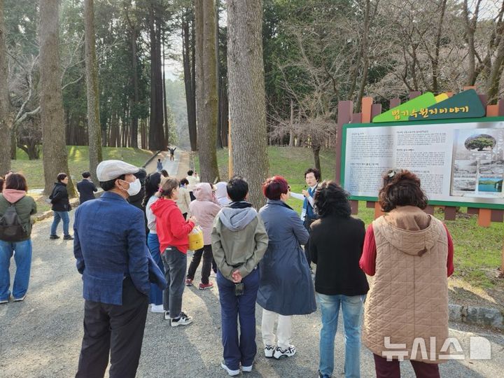 [양산=뉴시스] 양산시는 18일부터 27일까지 나들이 가기 좋은 가을 10월 양산 시티투어를 운영한다. 올해 봄 시티투어. (사진=양산시 제공) 2024.10.05. photo@newsis.com 