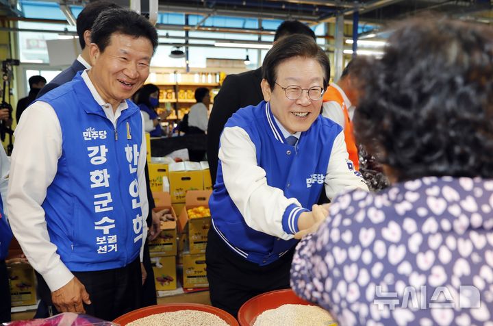 [인천=뉴시스] 김동영 기자 = 이재명 더불어민주당 대표가 5일 낮 인천 강화군 강화풍물시장에서 2024 하반기 재·보궐선거 강화군수에 출마한 한연희 후보의 지지를 호소하며 상인과 대화를 나누고 있다. 2024.10.05. dy0121@newsis.com