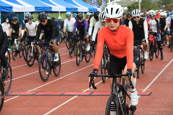 [진안=뉴시스]자전거 동호인의 축제인 '투르드 진안고원' 대회도 진안군 일원에서 열렸다. (사진=진안군 제공) 2024.10.05. photo@newsis.com   *재판매 및 DB 금지