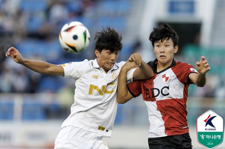 [서울=뉴시스] 프로축구 K리그2 서울이랜드FC의 변경준과 부산아이파크 김희승. (사진=한국프로축구연맹 제공)  *재판매 및 DB 금지