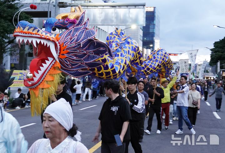 [제주=뉴시스] 오영재 기자 = 5일 오후 제주시 탐라문화광장에서 열린 제63회 탐라문화제에서 참가팀들이 탐라퍼레이드를 하고 있다. 2024.10.05. oyj4343@newsis.com 