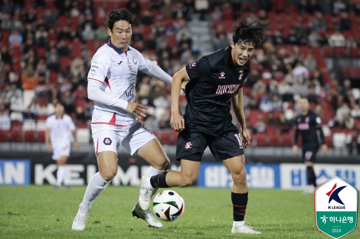 [서울=뉴시스] 프로축구 K리그2 충북청주 이한샘과 부천FC1995 이의형. (사진=한국프로축구연맹 제공) *재판매 및 DB 금지