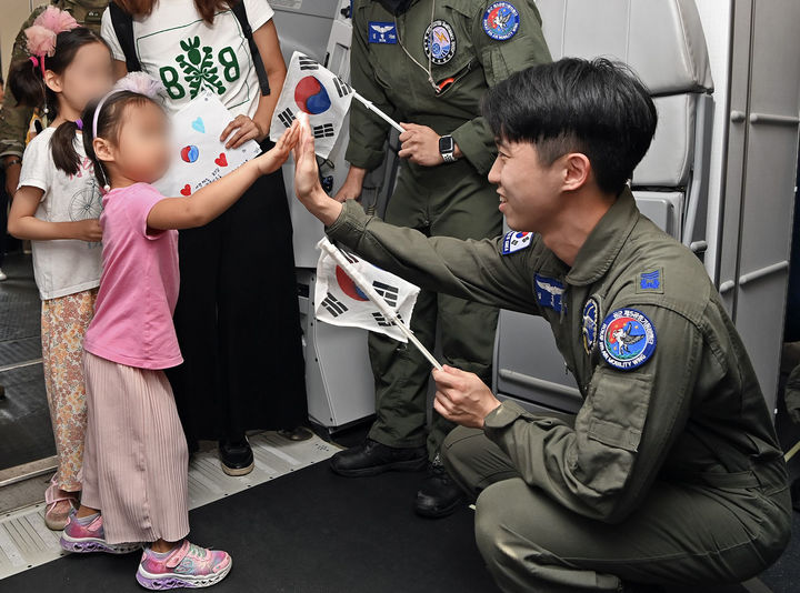 [서울=뉴시스] 최동준 기자 = 4일(현지시각) 레바논 베이루트에서 국방부가 외교부와 함께 군 수송기를 통해 레바논에 체류 중인 재외국민 귀국 지원을 하고 있다. (사진=국방부 제공) 2024.10.05. photo@newsis.com *재판매 및 DB 금지