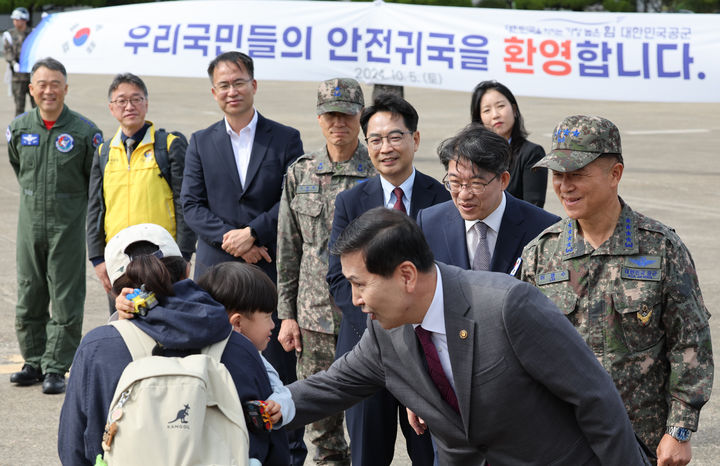 [서울=뉴시스] 사진공동취재단 = 무장단체 헤즈볼라를 상대로 한 이스라엘의 지상작전이 진행 중인 레바논 체류 국민들이 5일 오후 서울공항에 도착해 환영 나온 정부 관계자들과 인사하고 있다.. 2024.10.05. photo@newsis.com