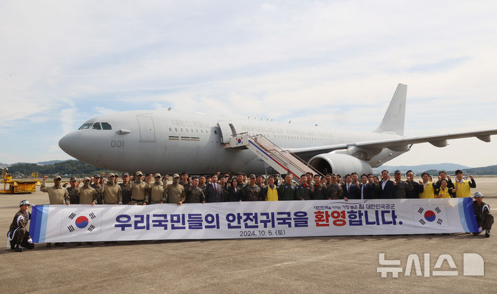 [서울=뉴시스] 사진공동취재단 = 김선호 국방부 차관과 강인선 외교부 2차관이 5일 오후 경기도 성남 서울공항에서 레바논에 체류 중이던 재외국민과 가족을 무사 귀국시킨 외교부 신속대응팀, 군 의무요원을 격려하며 기념촬영을 하고 있다. 2024.10.05. photo@newsis.com