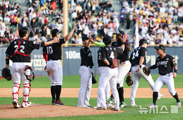 [서울=뉴시스] 황준선 기자 = 5일 서울 송파구 잠실야구장에서 열린 2024 KBO 준플레이오프 1차전 kt 위즈와 LG 트윈스의 경기, 3-2로 승리를 거둔 kt 선수들이 자축하고 있다. 2024.10.05. hwang@newsis.com