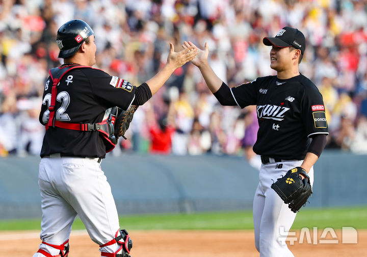 [서울=뉴시스] 황준선 기자 = 5일 서울 송파구 잠실야구장에서 열린 2024 KBO 준플레이오프 1차전 kt 위즈와 LG 트윈스의 경기, 3-2로 승리를 거둔 포수 장성우와 마무리 투수 박영현이 기쁨을 나누고 있다. 2024.10.05. hwang@newsis.com