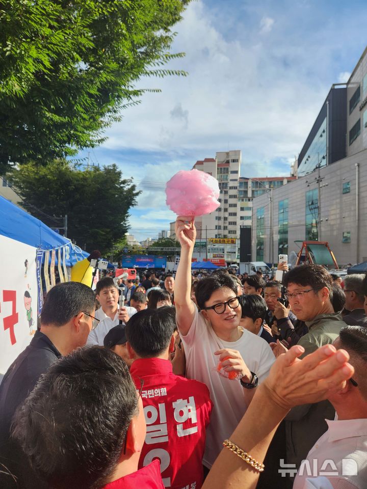 [부산=뉴시스] 최영서 기자 = 한동훈 국민의힘 대표가 5일 부산 금정구 남산시장에서 열린 ‘행복한 남산 금정애(愛) 와야제’ 축제 현장을 방문해 윤일현 금정구청장 후보의 지지를 호소하고 있다.  2024.10.05. oungagain@newsis.com