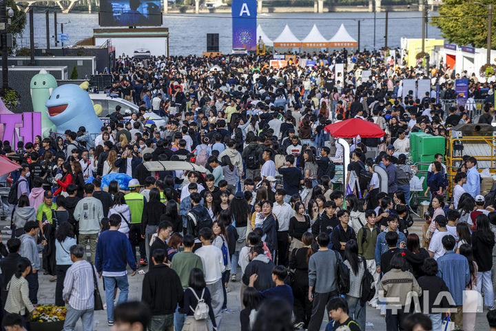 [서울=뉴시스] 정병혁 기자 = 지난해 10월 5일 서울 영등포구 여의도한강공원이 2024 서울세계불꽃축제를 찾은 관람객들로 붐비고 있다. 2024.10.05. jhope@newsis.com