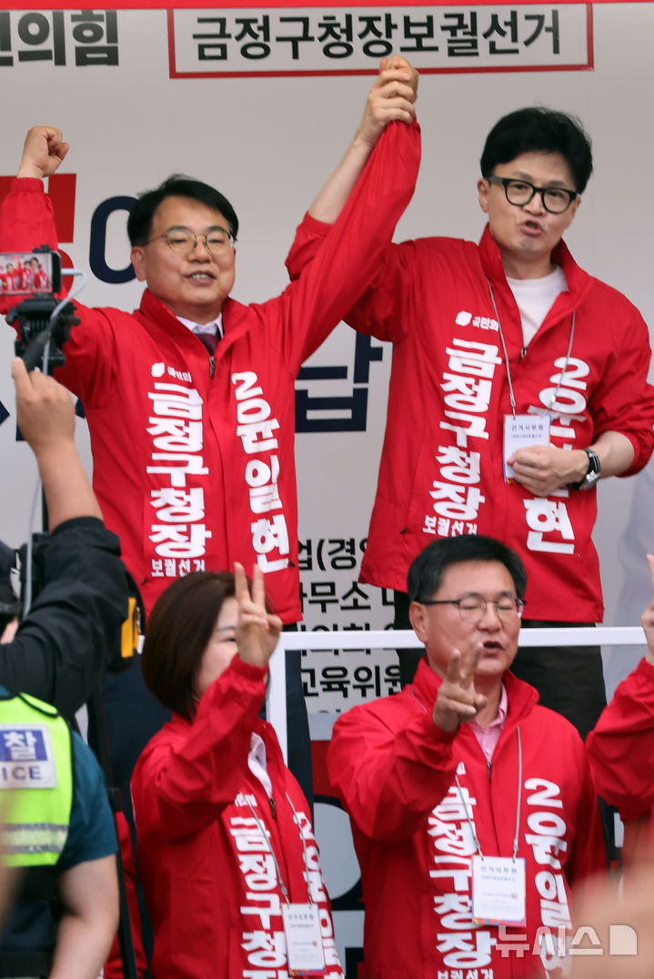 [부산=뉴시스] 하경민 기자 = 한동훈 국민의힘 대표가 5일 부산 금정구 이마트 앞에서 윤일현 금정구청장 보궐선거 후보의 유세차량에 올라 윤 후보의 지지를 호소하고 있다. 2024.10.05. yulnetphoto@newsis.com