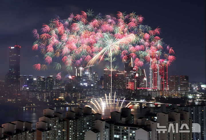 [서울=뉴시스] 김명년 기자 = 5일 오후 서울 여의도 한강공원 일원에서 2024 서울세계불꽃축제가 열리고 있다. 2024.10.05. kmn@newsis.com