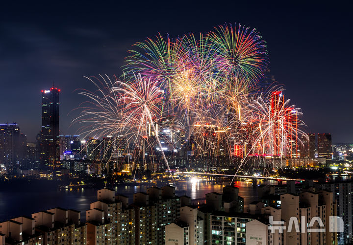 [서울=뉴시스] 김명년 기자 = 5일 오후 서울 여의도 한강공원 일원에서 2024 서울세계불꽃축제가 열리고 있다. 2024.10.05. kmn@newsis.com