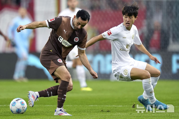 [함부르크=AP/뉴시스] 독일 프로축구 분데스리가 마인츠의 이재성(오른쪽). 2024. 10. 5.