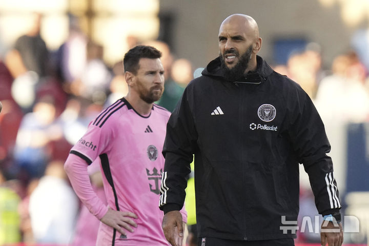 [토론토=AP/뉴시스] 미국 프로축구 메이저리그사커(MLS) 인터 마이애미의 리오넬 메시와 그의 보디가드인 야신 쇠코. 2024.10.05.