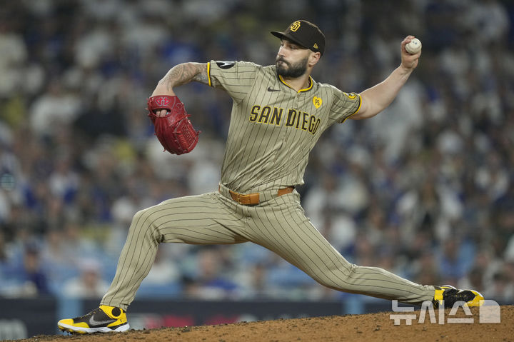 [로스앤젤레스=AP/뉴시스] 샌디에이고 파드리스 구원 투수 태너 스콧이 지난해 10월 5일(현지 시간) LA에서 열린 미국 프로야구 메이저리그(MLB) 내셔널리그 디비전 시리즈(NLDS )LA 다저스와의 1차전에서 8회말 투구를 선보이고 있다. 2024.10.05