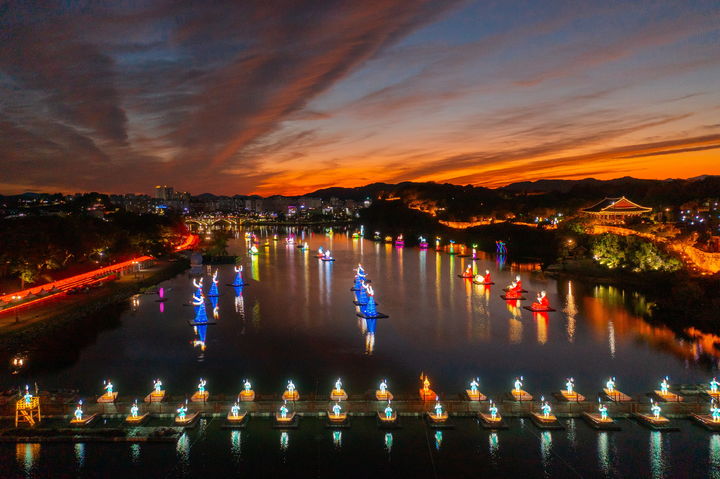 [진주=뉴시스]진주남강유등축제, 7만여개 유등 불 밝혀. *재판매 및 DB 금지