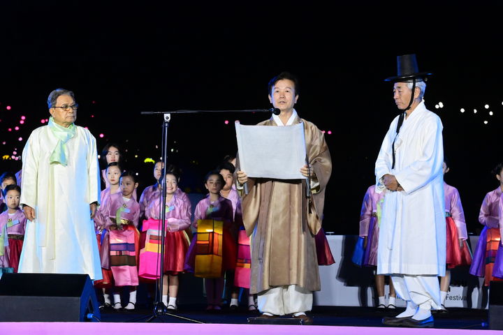 [진주=뉴시스]진주남강유등축제, 개막 선언문 낭독. *재판매 및 DB 금지