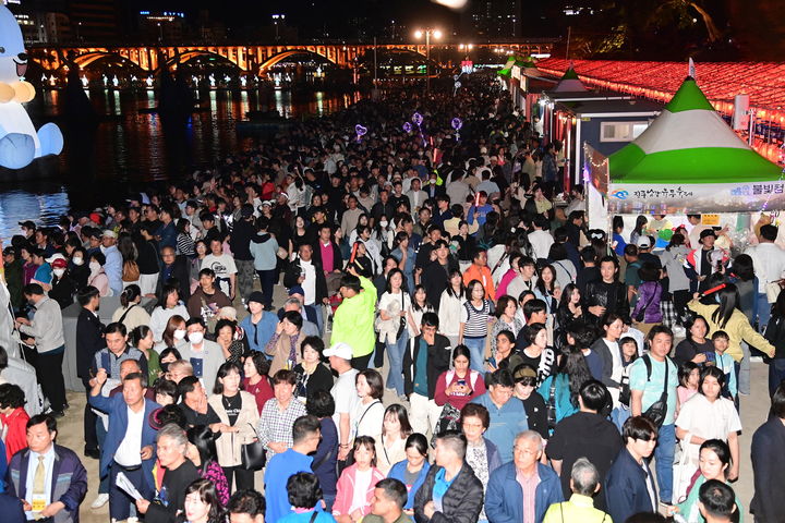 [진주=뉴시스]진주남강유등축제 개막식을 찾은 관람객. *재판매 및 DB 금지