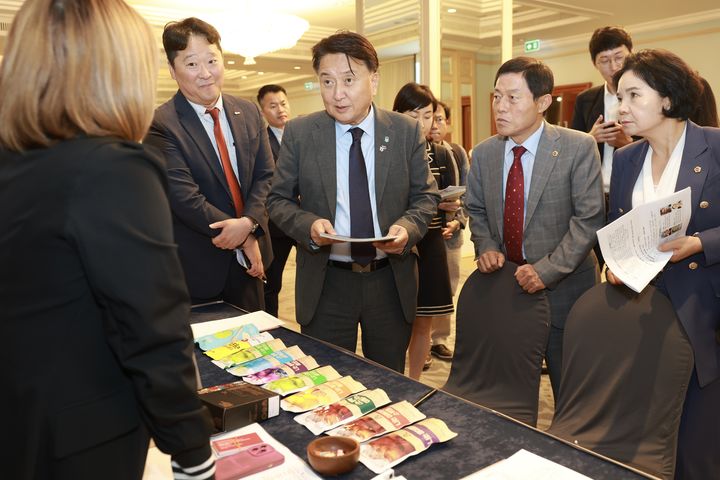 김영환(오른쪽 세번째) 충북지사가 태국 방콕에서 열린 충북도 아세안 무역사절단 참여기업 홍보부스를 둘러보고 있다. (사진=충북도 제공) *재판매 및 DB 금지