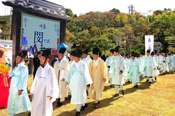 [대전=뉴시스] 대전 효문화뿌리축제 문중 퍼레이드. (사진= 대전 중구청 제공) *재판매 및 DB 금지