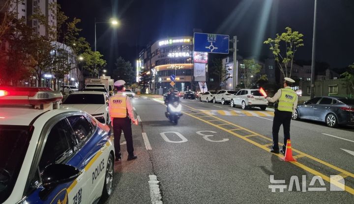 [청주=뉴시스] 폭주 행위 단속 현장 (사진= 충북경찰청 제공) photo@newsis.com *재판매 및 DB 금지