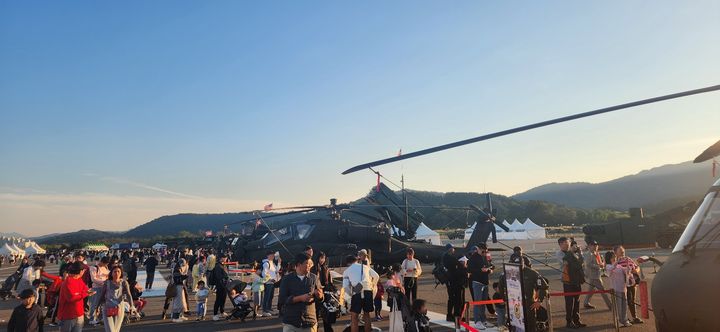 [계룡=뉴시스]계룡군문화축제가 6일 대단원의 막을 내린 가운데 행사장을 찾은 관람객들이 전시무기 체험에 나서고 있다. 2024. 10. 06  *재판매 및 DB 금지