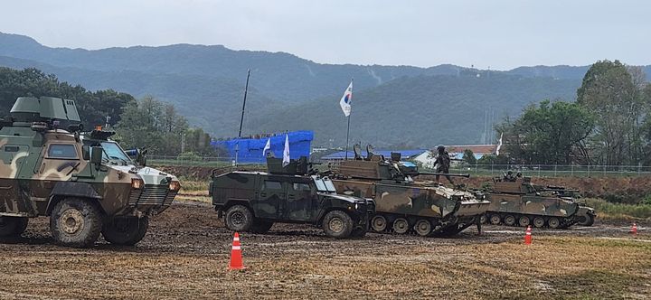 [계룡=뉴시스]육군이 지상군페스티벌에서 신형무기체계를 공개한 후 전술훈련을 시범보이고 있다. 2024. 10. 06  *재판매 및 DB 금지