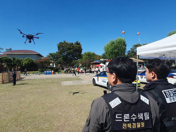 [전주=뉴시스] 전북경찰청은 10월부터 경찰 드론 10대와 38명의 조종인력을 활용해 범죄예방 순찰 활동에 드론을 운용한다고 6일 밝혔다. 전북경찰청 소속 드론운용대원이 드론을 운행하고 있다. (사진=전북경찰청 제공) 2024.10.06. photo@newsis..com *재판매 및 DB 금지