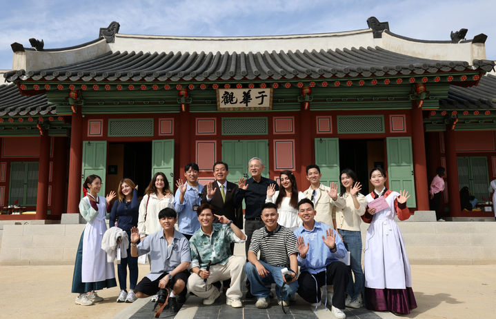 유인촌 문화체육관광부 장관이 5일 '수원화성문화제'가 열리고 있는 경기 수원시 수원행궁 우화관에서 베트남, 이란 등 해외 인플루언서와 함께 포즈를 취했다.(사진=문화체육관광부 제공) 2024.10.05. photo@newsis.com   *재판매 및 DB 금지