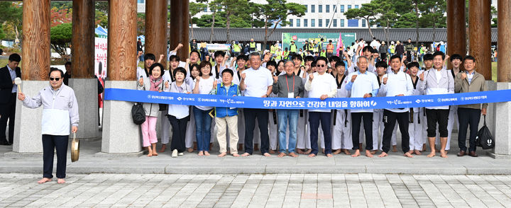 [안동=뉴시스] 6일 경북도청 앞마당에서 열린 '경상북도 전국 맨발 걷기 한마당 축제'에서 참가자들 맨발걷기 준비를 하고 있다. (사진=경북도 제공) 2024.10.06 *재판매 및 DB 금지