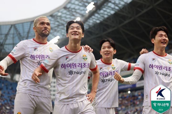 [서울=뉴시스] 프로축구 K리그1 강원FC의 이상헌, 양민혁. 각자 왼쪽에서 2, 3번째. (사진=한국프로축구연맹 제공) *재판매 및 DB 금지