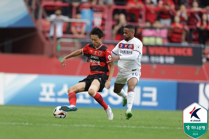 [서울=뉴시스] 프로축구 K리그1 포항 스틸러스의 김종우(왼쪽), 수원FC의 안데르손. (사진=한국프로축구연맹 제공) *재판매 및 DB 금지