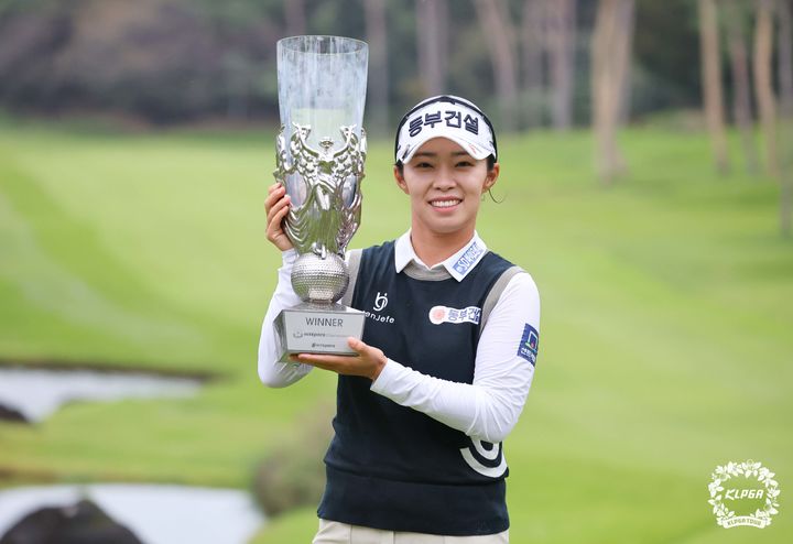 [서울=뉴시스] 한국여자프로골프(KLPGA) 투어 하이트진로 챔피언십에서 우승한 김수지. (사진=KLPGA 제공) *재판매 및 DB 금지