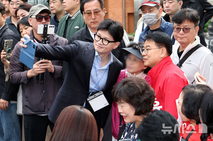 [부산=뉴시스] 하경민 기자 = 한동훈 국민의힘 대표가 6일 부산 금정구 남산성당 앞에서 신도들과 기념사진을 찍으며 윤일현 금정구청장 보궐선거 후보의 지지를 호소하고 있다. 2024.10.06. yulnetphoto@newsis.com