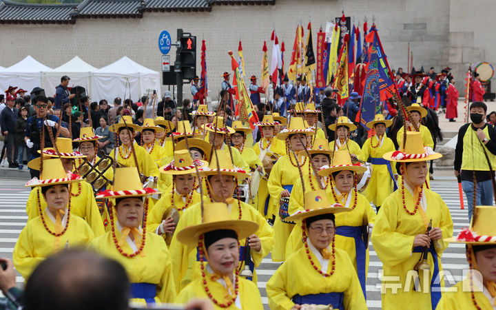 [서울=뉴시스] 김근수 기자 = 6일 오전 서울 종로구 경복궁 인근에서 2024 정조대왕 능행차 공동재현 행사가 열리고 있다. 2024.10.06. ks@newsis.com