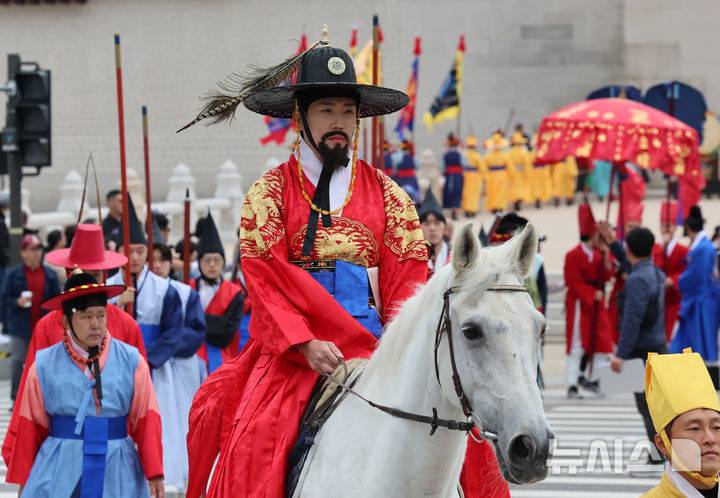 [서울=뉴시스] 김근수 기자 = 6일 오전 서울 종로구 경복궁 인근에서 2024 정조대왕 능행차 공동재현 행사가 열리고 있다. 2024.10.06. ks@newsis.com