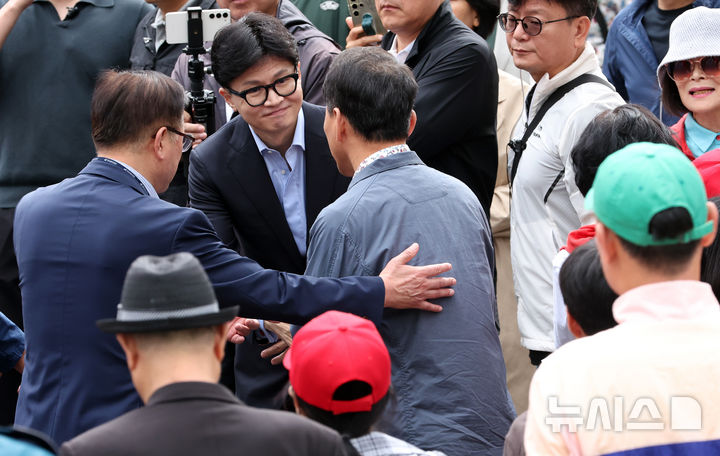 [부산=뉴시스] 하경민 기자 = 한동훈 국민의힘 대표가 6일 부산 금정구 남산성당 앞에서 신도들과 인사하며 윤일현 금정구청장 보궐선거 후보의 지지를 호소하고 있다. 2024.10.06. yulnetphoto@newsis.com