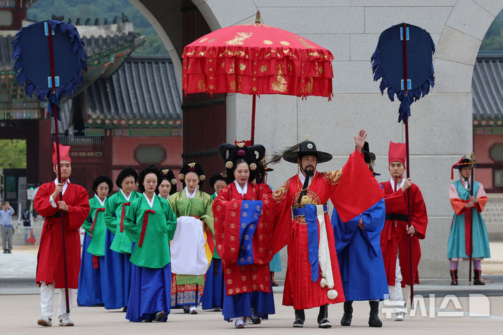 [서울=뉴시스] 김근수 기자 = 6일 오전 서울 종로구 경복궁 인근에서 2024 정조대왕 능행차 공동재현 행사가 열리고 있다. 2024.10.06. ks@newsis.com