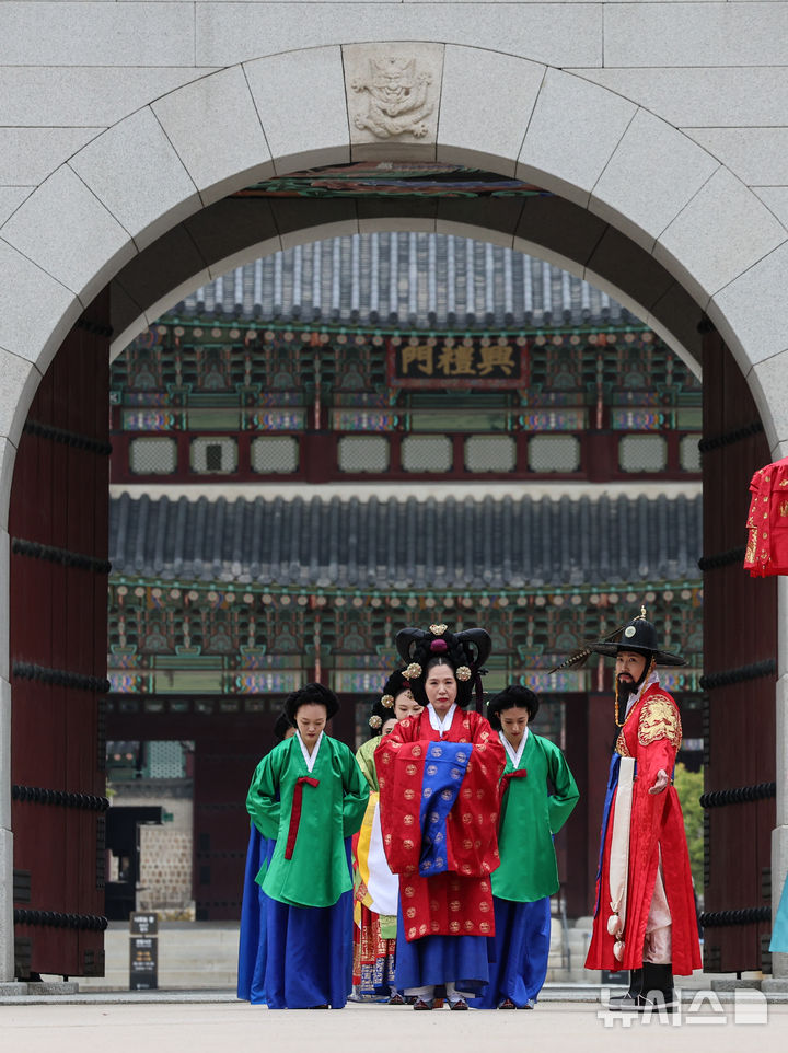 [서울=뉴시스] 김근수 기자 = 6일 오전 서울 종로구 경복궁 인근에서 2024 정조대왕 능행차 공동재현 행사가 열리고 있다. 2024.10.06. ks@newsis.com