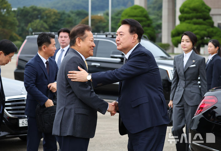 [성남=뉴시스] 최진석 기자 = 필리핀·싱가포르 국빈방문 및 한-아세안회의 참석을 위해 순방에 나서는 윤석열 대통령과 부인 김건희 여사가 6일 성남 서울공항에 도착해 공군 1호기로 향하며 이상민 행정안전부 장관과 인사를 나누고 있다. 2024.10.06. myjs@newsis.com