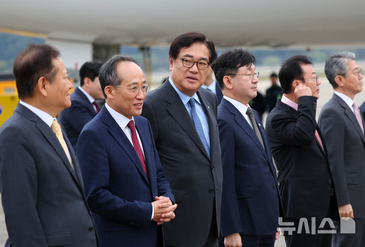 [성남=뉴시스] 최진석 기자 = 이상민 행정안전부 장관, 추경호 국민의힘 원내대표, 정진석 대통령 비서실장, 성태윤 정책실장, 홍철호 정무수석 등이 6일 성남 서울공항에서 필리핀·싱가포르 국빈방문 및 한-아세안회의 참석을 위해 순방 출국하는 윤석열 대통령을 환송하기 위해 기다리고 있다. 2024.10.06. myjs@newsis.com