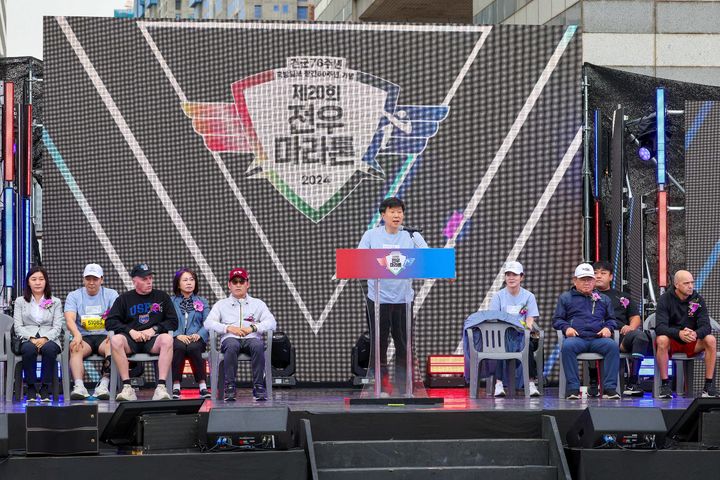 [서울=뉴시스] 정병혁 기자 = 채일 국방홍보원장이 6일 오전 서울 송파구 올림픽공원에서 ‘건군 76주년·국방일보 창간 60주년 기념 제20회 전우마라톤 대회’ 개회선언을 하고 있다.(사진=국방일보 제공) 2024.10.06. photo@newsis.com *재판매 및 DB 금지